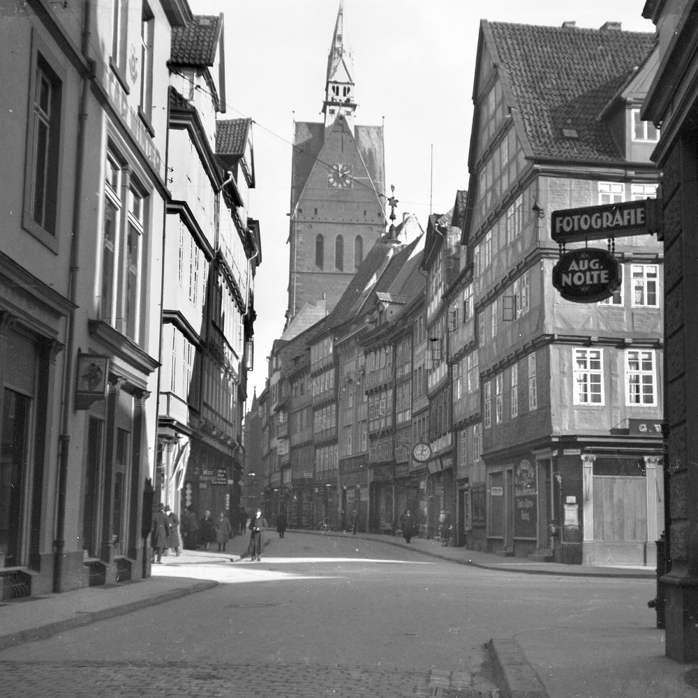 Hannover: Kramerstraße über die Burgstraße hinweg in Richtung Markt, undatiert (vor 1943). Foto von Wilhelm Ackermann. Bildarchiv Historisches Museum Hannover