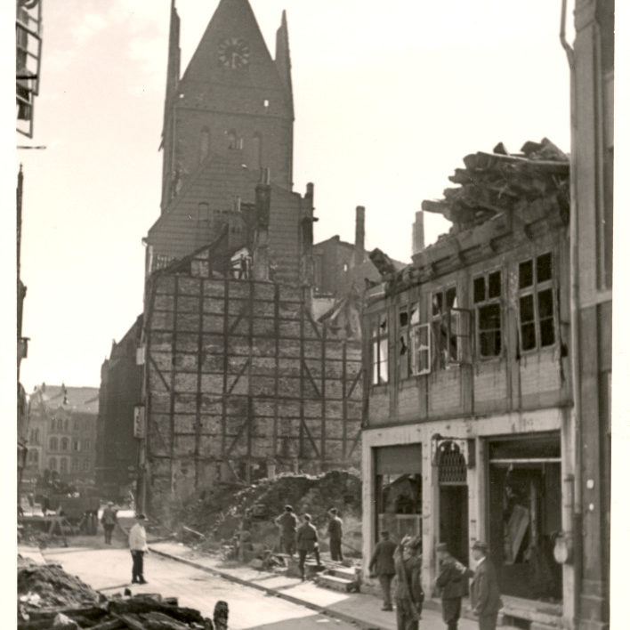 Hannover: Kriegsschäden in der Kramerstraße mit Blickrichtung Marktkirche, um 1946. Die ehemalige Hausnummer 19 ist vollkommen zerstört. Bildarchiv Historisches Museum Hannover
