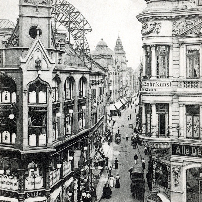 Hannover: Einmündung der Großen Packhofstraße in die Osterstraße mit Blickrichtung Georgstraße und den Warenhäusern Sternheim & Emanuel (links), Elsbach & Frank (rechts). Im Hintergrund die Kuppeln der Warenhäuser Bormaß und Karstadt, um 1905. Historisches Museum Hannover