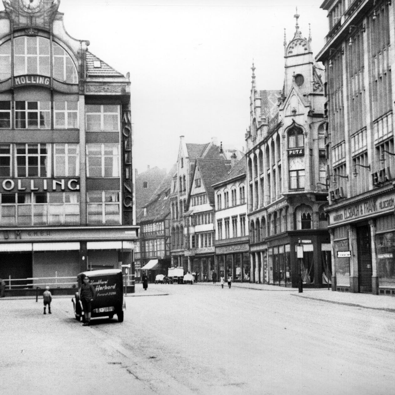 Hannover: Blick in die Osterstraße mit den Warenhäusern Molling (links), Sternheim & Emanuel und Elsbach & Frank (rechts), März 1933. Das Erdgeschoss von Molling ist bereits an die Centrum GmbH untervermietet, die Fensterscheiben sind nach Angriffen eines SA-Sturms zerschlagen. Bildarchiv Historisches Museum Hannover