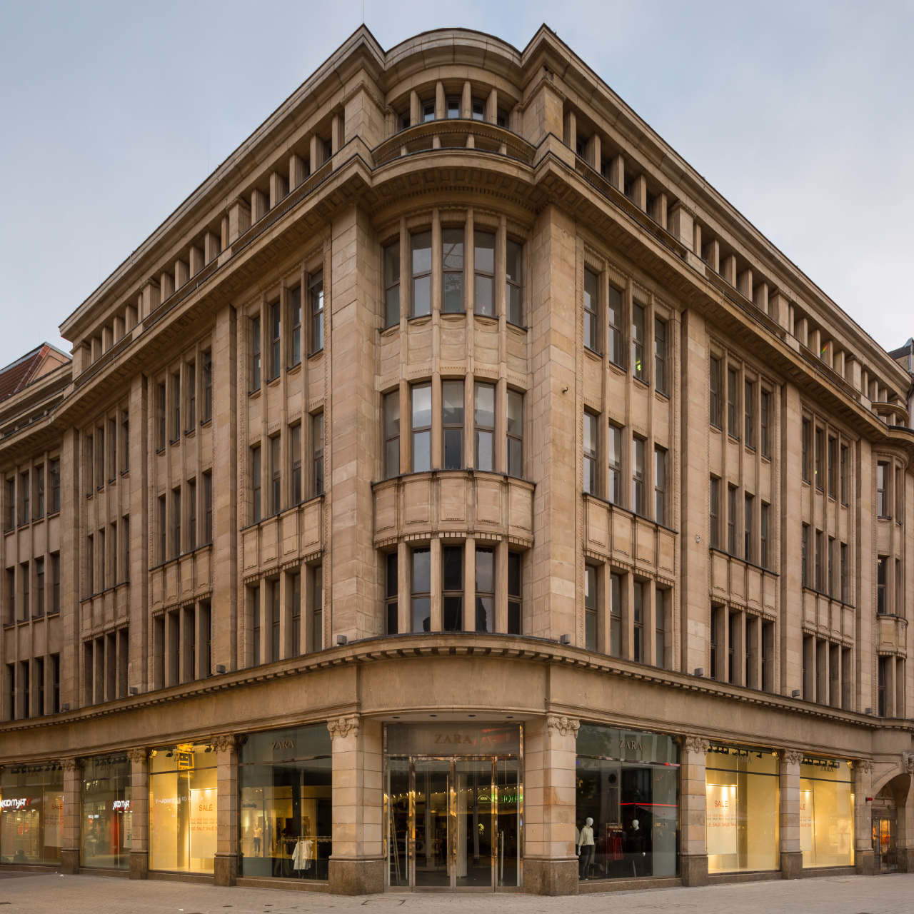 Hannover: Nur ein Kaufhaus überlebte den Bombenkrieg. Das ehemalige „Kaufhaus zum Stern“ von Elsbach & Frank, heute Filiale der Bekleidungskette Zara. Foto von Christian A. Schröder (ChristianSchd). Wikimedia Commons