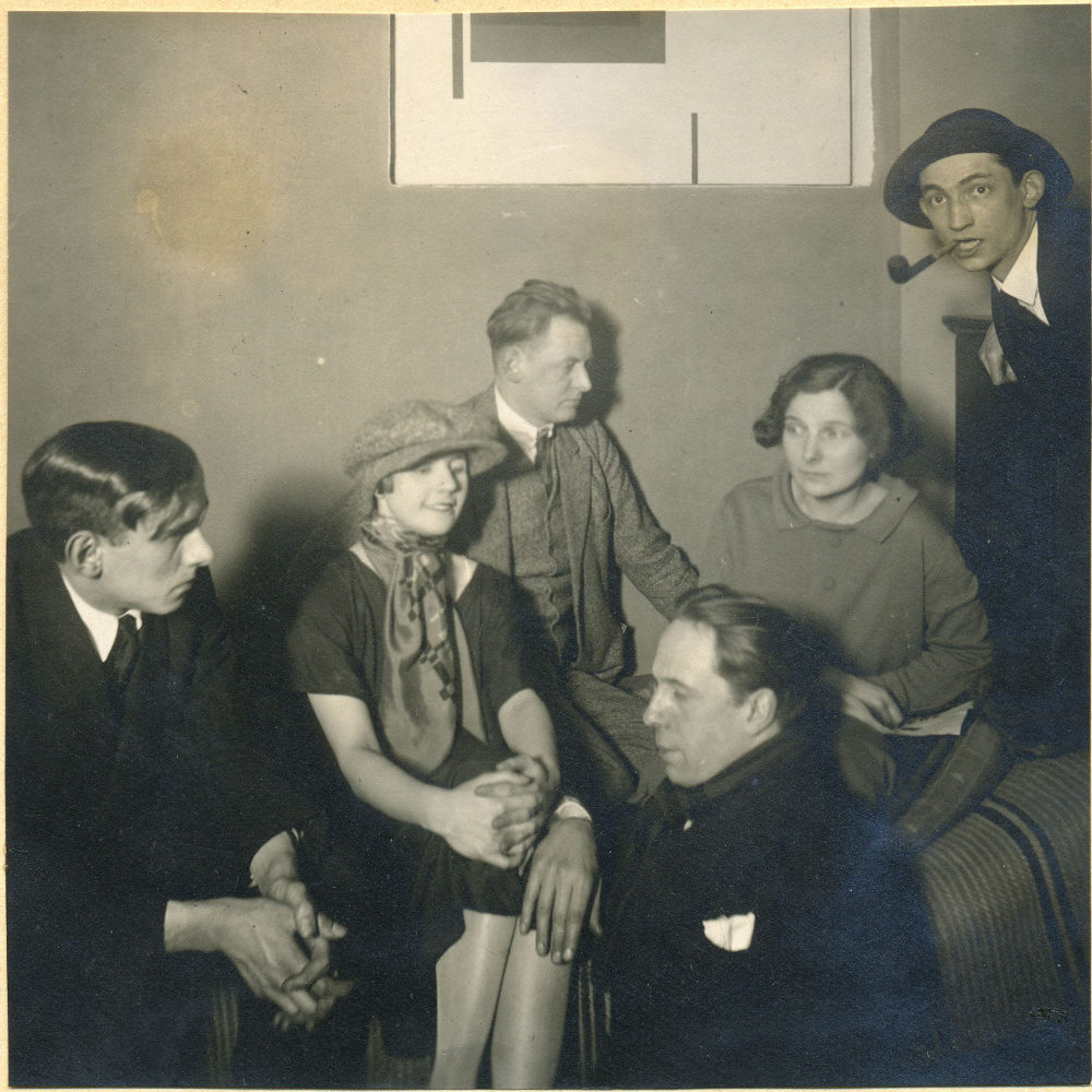 Hannover: Im Atelier von Nitzschke und Vordemberge-Gildewart in Hannover, 1925. V. l. n. r. Hans Nitzschke, Nelly van Doesburg, Kurt Schwitters, Theo van Doesburg, Käte Steinitz und Friedrich Vordemberge-Gildewart. Kurt Schwitters Archiv im Sprengel Museum Hannover