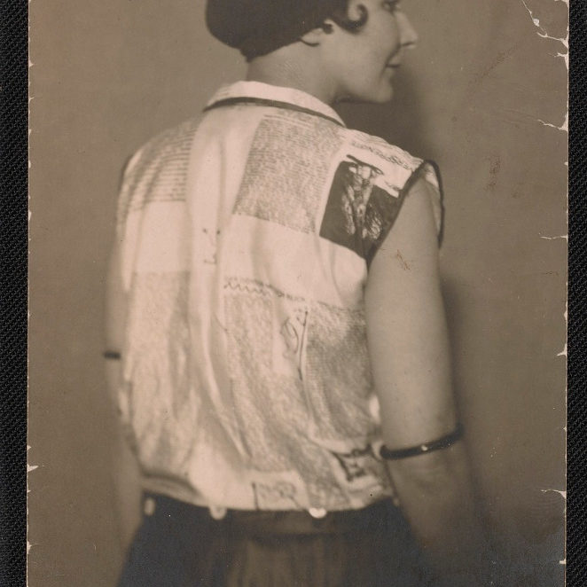 Hannover: In ihrem Salon in der Georgstraße traf sich die lokale Avantgarde der 1920er Jahre. Künstlerin Käte Steinitz in einer mit dem Programm des "Zinnoberfestes" bedruckten Bluse, 1928. Kurt Schwitters Archiv im Sprengel Museum Hannover