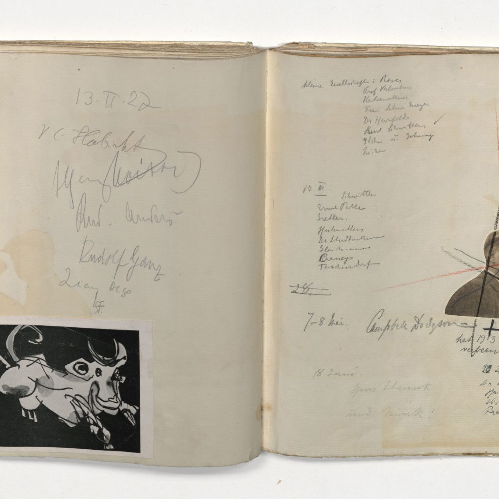 Hannover: „Hat 1933 Bücher verbrannt“. Seiten aus dem Gästebuch der Familie Ernst und Käte Steinitz, geführt 1920 – 1961. Links eine Zeichnung von Käte Steinitz aus dem Buch „Hahnepeter“, rechts das durchgestrichene Foto des Kunsthistorikers Victor Kurt Habicht, der die Bücherverbrennung vom 10. Mai 1933 in Hannover organisiert hatte. Sprengel Museum Hannover, Eigentümer: Kunstbesitz der Landeshauptstadt Hannover