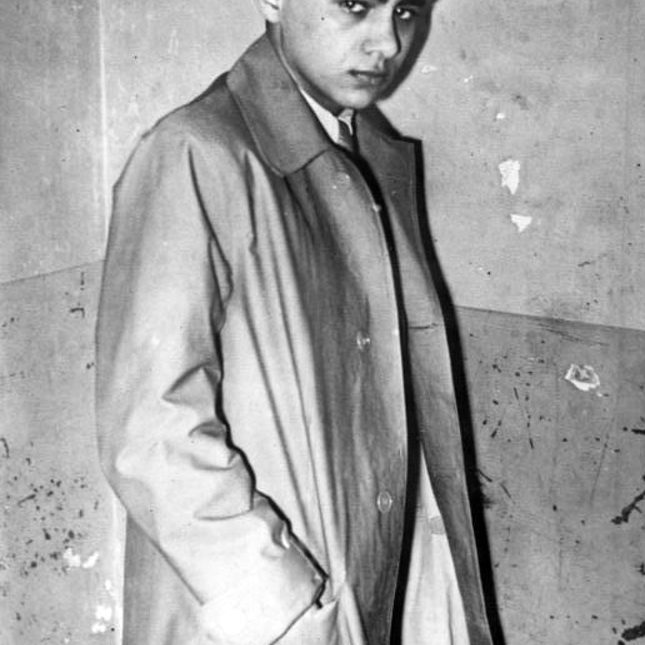 Herschel Feibel Grynszpan (Grünspan) bei seiner ersten polizeilichen Vernehmung in Paris, 6. November 1938. Bundesarchiv, Bild 146-1988-078-08 / CC-BY-SA 3.0. Wikimedia Commons