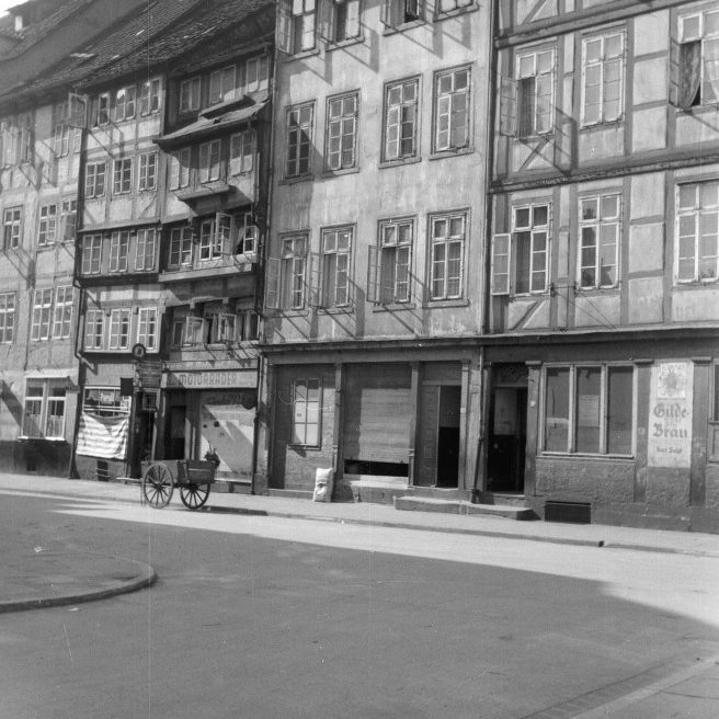 Hannover: Häuserzeile in der Burgstraße zwischen Roßmühle und Pferdestraße, 1941. Herschel Grünspans Geburtshaus ist das zweite Haus von rechts, Burgstraße 36. Foto von Wilhelm Hauschild. HAZ-Hauschild-Archiv, Historisches Museum Hannover