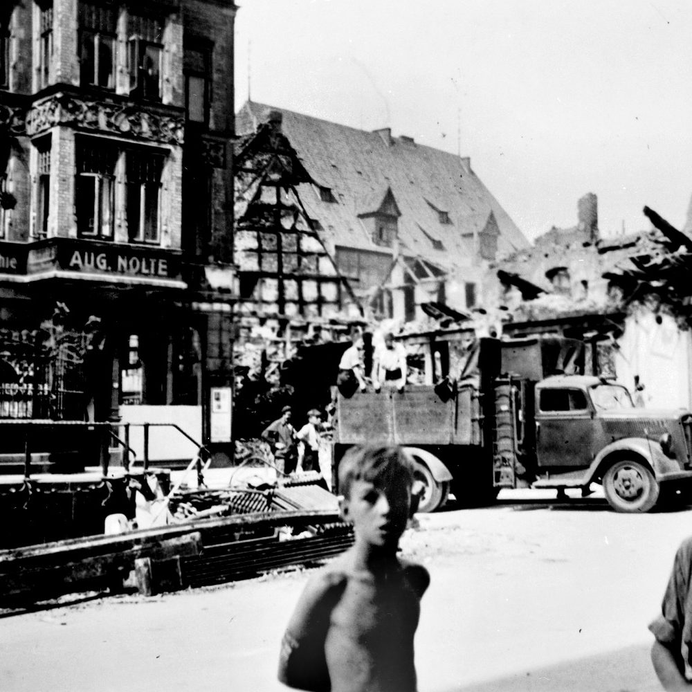 Hannover: Arbeiten am Holzmarkt nach einem Luftangriff, 27. Juli 1943. Rechts zerstörte Häuser an der Burgstraße Ecke Pferdestraße, dahinter das noch unversehrte Zeughaus. Bildquelle Historisches Museum Hannover