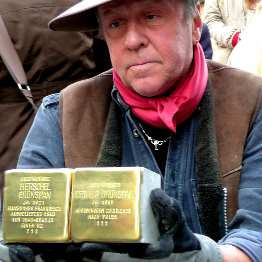 Hannover: Der Künstler Gunter Demnig mit den Stolpersteinen für Herschel und Esther Grünspan, 2010. Foto von Axel Hindemith. Wikimedia Commons