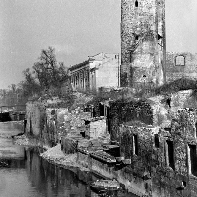 Zerstörtes Hannover: Reste des Klostergang, Beginenturm und Ruine des "Burghaus" von der Schlossbrücke aus, 1950. Bildarchiv Historisches Museum Hannover