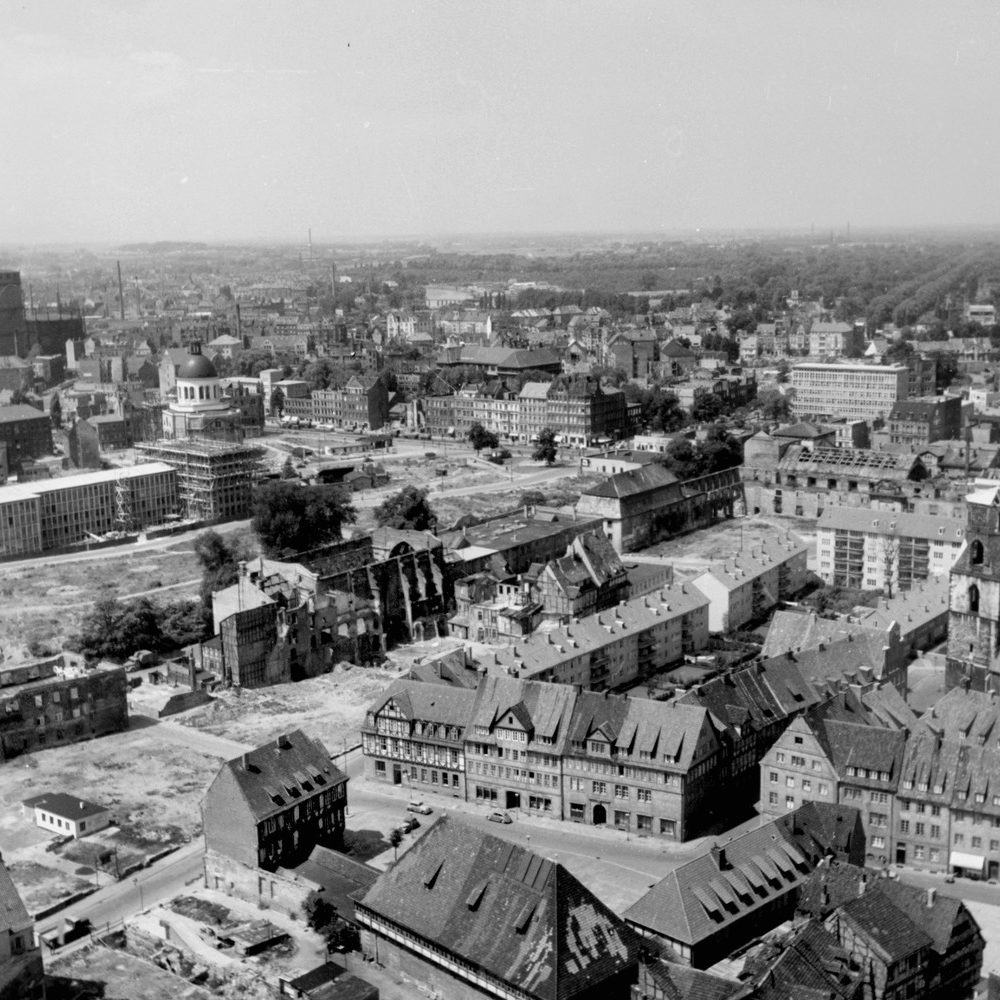 Hannover im Wiederaufbau: Blick vom Turm der Marktkirche über den Ballhofplatz auf das Kreuzkirchenviertel mit zerstörter Kreuzkirche, Ruine des Zeughauses mit Beginenturm, rechts davon die teilzerstörten Marställe und Reithaus, 1952. HAZ-Hauschild-Archiv im Historischen Museum Hannover