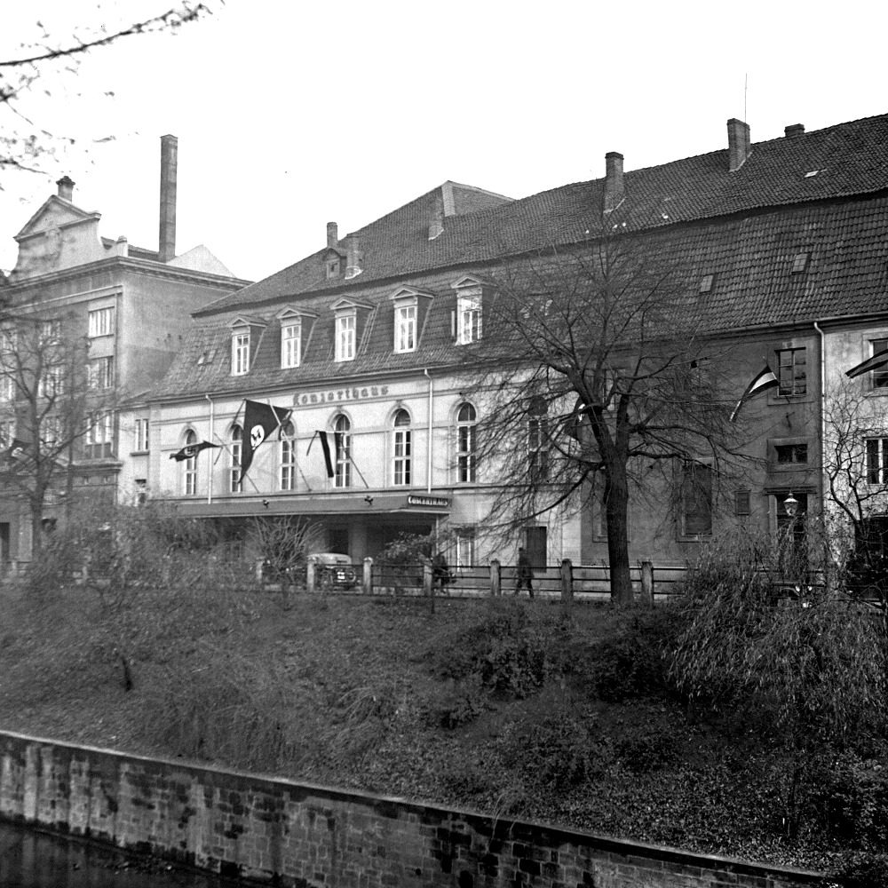 Hannover: Mit Hakenkreuzfahne - Konzerthaus am Hohen Ufer in der ehemaligen Reithalle, rechts anschließend der Neue Marstall, undatiert. Bildarchiv Historisches Museum Hannover