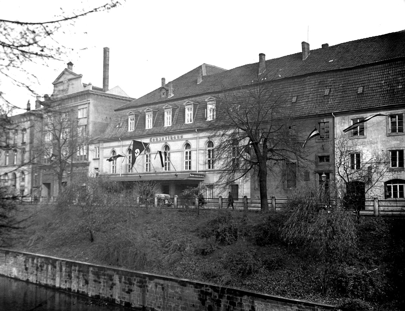 Hannover: Mit Hakenkreuzfahne - Konzerthaus am Hohen Ufer in der ehemaligen Reithalle, rechts anschließend der Neue Marstall, undatiert. Bildarchiv Historisches Museum Hannover