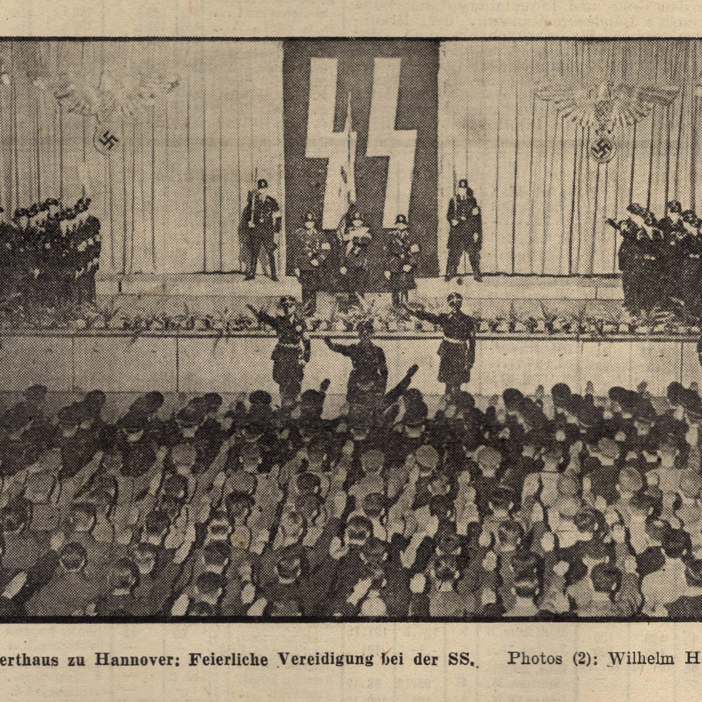 Hannover: Zeitungsabbildung „Im Konzerthaus zu Hannover: Feierliche Vereidigung bei der SS.“ Aus: Hannoverscher Anzeiger. Donnerstag 10. November 1938. HAZ-Hauschild-Archiv, Historisches Museum Hannover