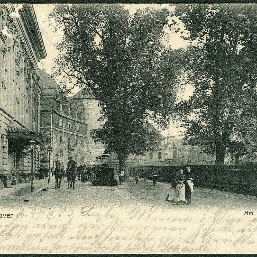 Hannover: Straße Am Hohen Ufer, Teile des Alten Marstall mit dem "Neuen hannoverschen Festsaal", dahinter Zeughaus mit Beginenturm, 1903. Bildarchiv Historisches Museum Hannover