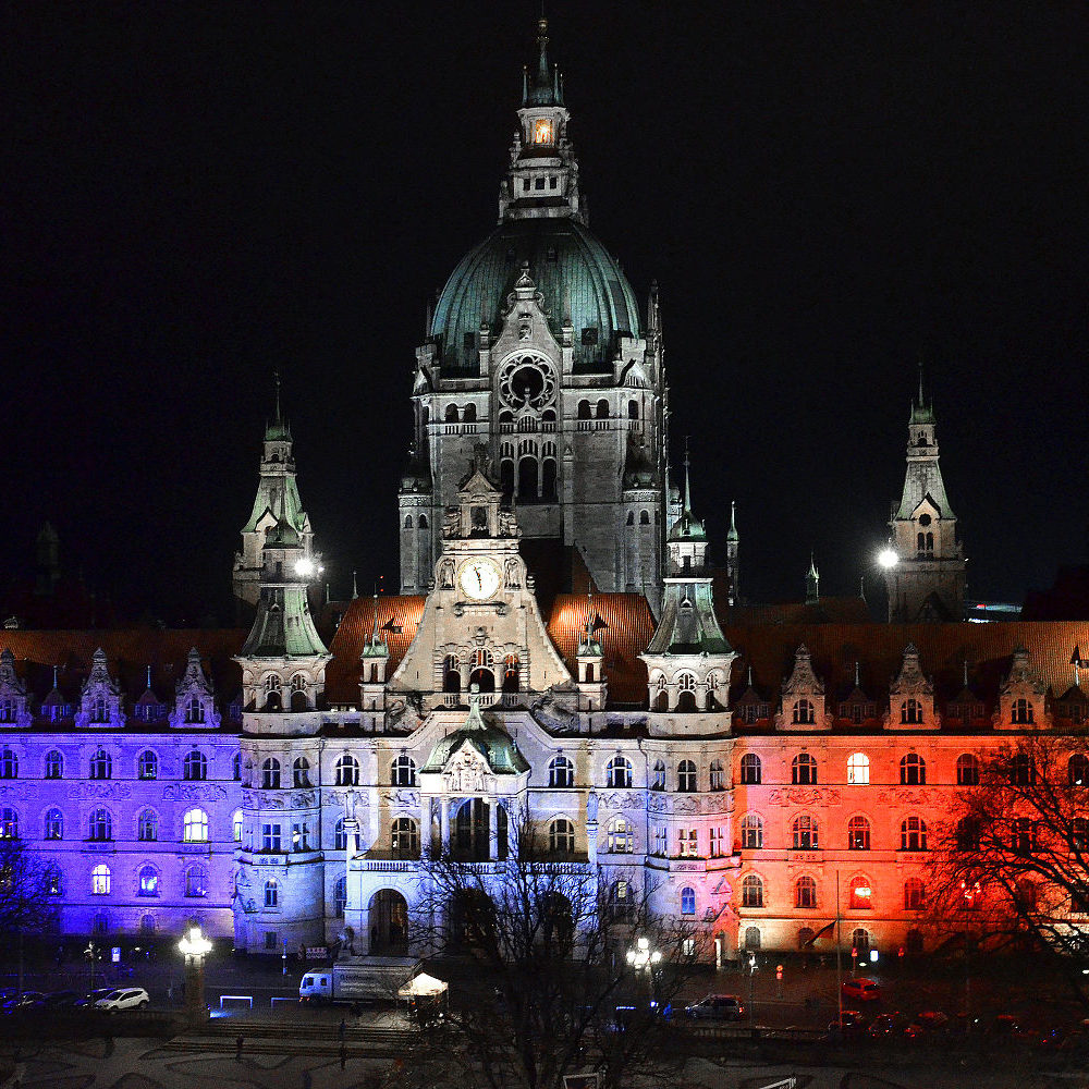Hannover 17. November 2015: „LICHTzeichen: Hannover - ein Mehr aus Licht.“ Im Gedenken an die Terroranschläge vom 13. November 2015 in Paris wurde zunächst das Neue Rathaus der Stadt in den Farben der Trikolore illuminiert. Wikimedia Commons. Foto: Bernd Schwabe in Hannover