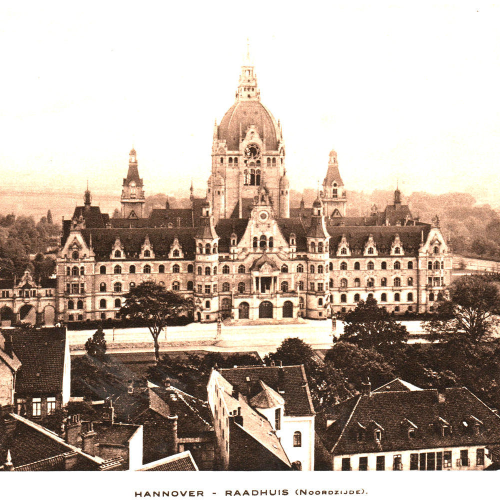 Hannover: Abdruck einer Fotografie von Karl F. Wunder oder Friedrich Astholz junior aus dem 1913 durch den Niederländer Dirk Jan van der Ven herausgegebenen Bildband „Hannover in Panorama“, hier der Blick wohl vom Turm der Aegidienkirche, 1913. Rechts vom Rathaus das Kestner-Museum, links das im Krieg zerstörte Bauamt. Wikimedia Commons. Bernd Schwabe in Hannover