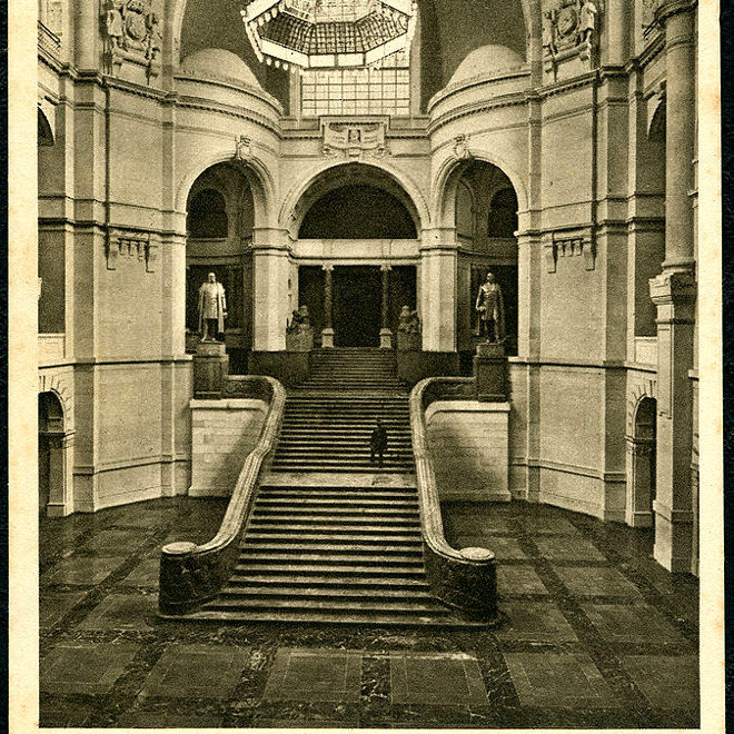 Hannover: Ursprünglich schmückten Standbilder der Kaiser Wilhelm I sowie Wilhelm II die Freitreppe in der Kuppelhalle im Neuen Rathaus. Sie wurden während des Zweiten Weltkriegs eingeschmolzen. Zeitgenössische Ansichtskarte, ca. 1913. Wikimedia Commons. Claus-Peter Enders im Team mit Bernd Schwabe im Wikipedia-Büro Hannover