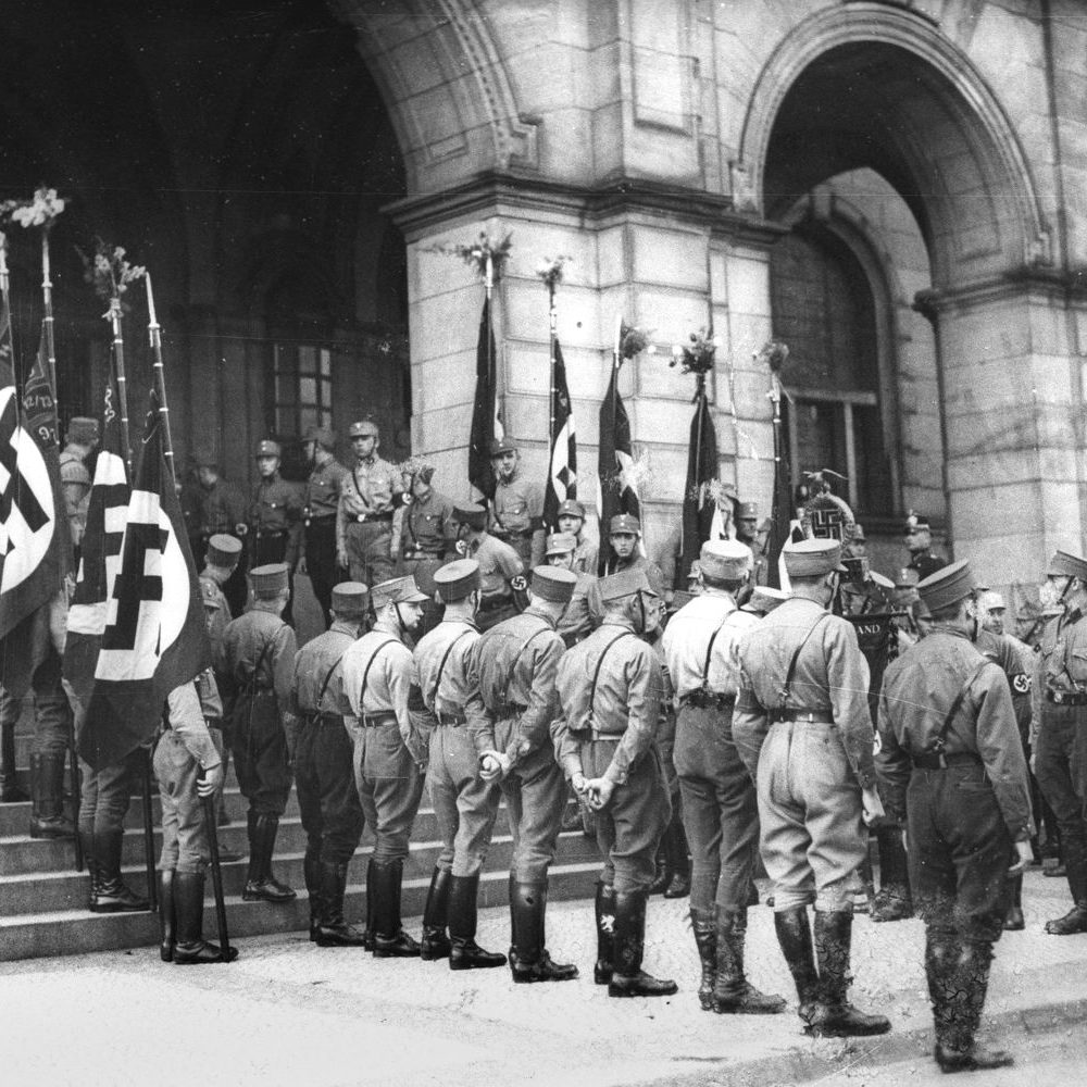 Hannover: 6. April 1933: Spalier von Mitgliedern der NSDAP vor dem Neuen Rathaus zur Einführung der am 12. März 1933 gewählten Bürgervorsteher. Privatfoto. Bildarchiv Historisches Museum Hannover