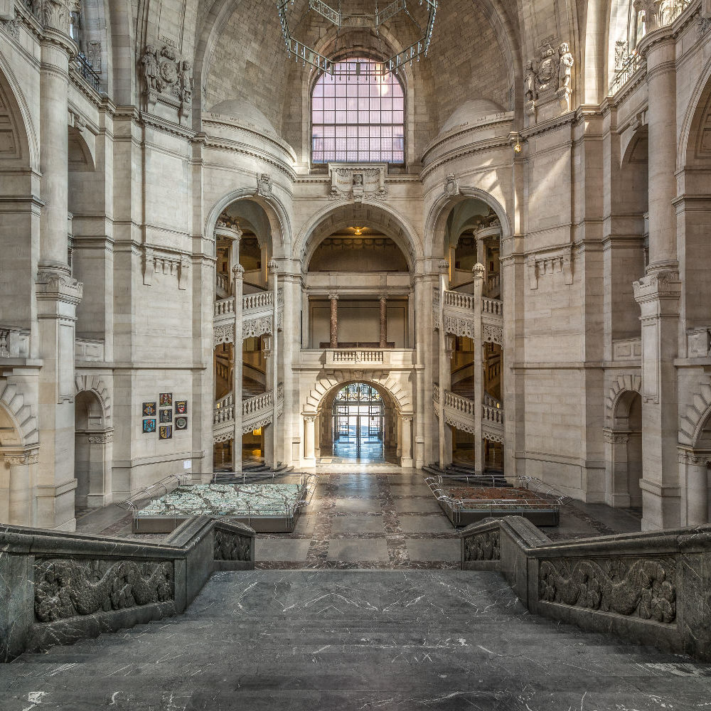 Hannover: Kuppelhalle im Neuen Rathaus mit Stadtmodellen, 2015. Wikimedia Commons. Foto: Raycer