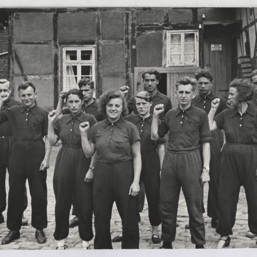 Hannover: Die Agitpropgruppe „Rote Kolonne“ der SAP im Hof der Gastwirtschaft Bunte in der Knochenhauerstraße, Juni/Juli 1932. In der Mitte der hinteren Reihe der Arbeiterfotograf Walter Ballhause. In der mittleren Reihe links Fritz Treu und seine spätere Frau Ilse Rohrer, vorne rechts der Bruder Otto Brenners, Kurt Brenner. Walter-Ballhause-Archiv Plauen