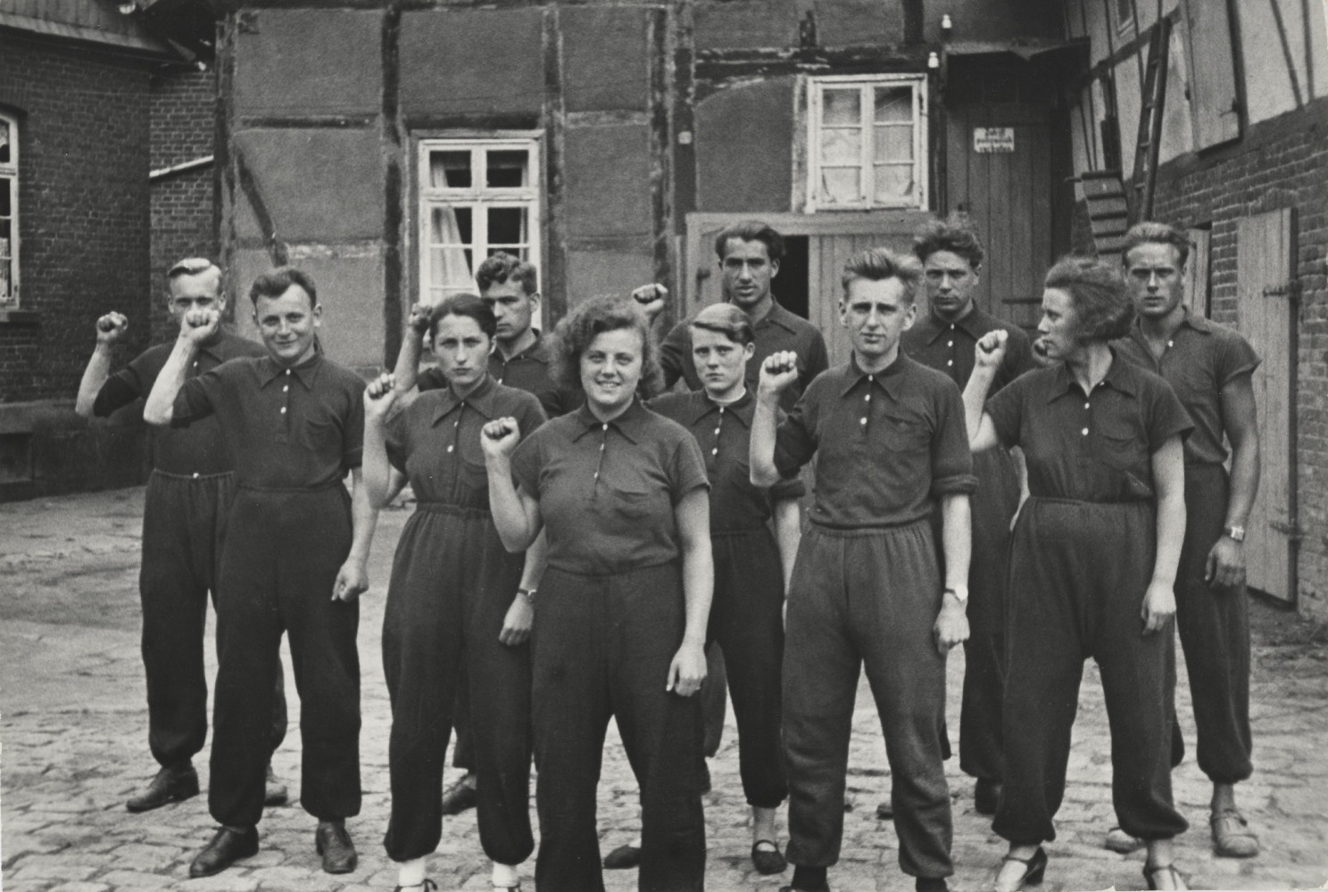 Hanover: The agitprop group "Rote Kolonne” [Red Column] in the backyard of the Bunte Tavern in Knochenhauerstrasse, June/July 1932. In the middle of the back row is workers' photographer Walter Ballhause. In the middle row on the left is Fritz Treu and Ilse Rohrer who was later to become his wife, at the front on the right is Otto Brenner's brother Kurt Brenner. Walter Ballhause Archive, Plauen