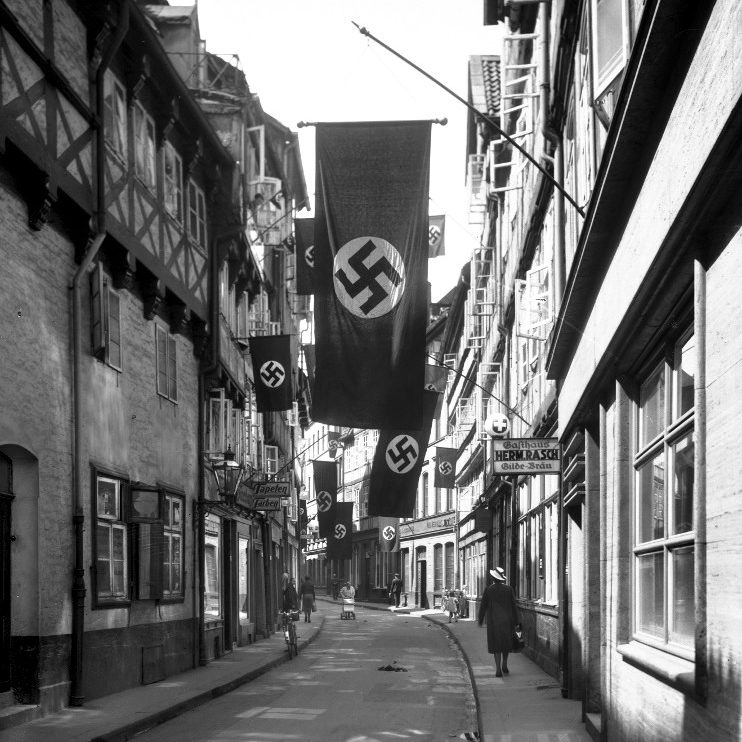 Hannover: Blick in die Röselerstraße zwischen Osterstraße und Marktstraße mit Beflaggung nach dem militärischen Sieg über Frankreich, Juni 1940. Historisches Museum Hannover