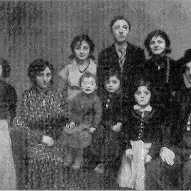 Hannover: Die neunköpfige Familie Fischer beim Fotografen, um 1935. Die vier älteren Kinder sind zwischen 1921 und 1928 geboren. Rechts außen der Vater Albert gen. Dänemann Fischer sitzend, ebenso die Mutter Henny gen. Trauba (2.v.l.). Privatbesitz