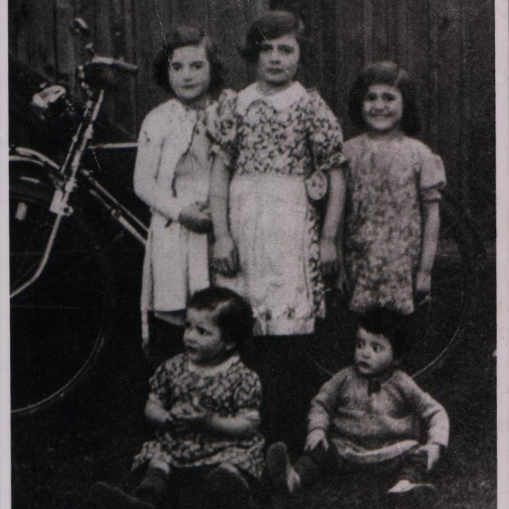 Hannover: Fotografie der fünf jüngeren Töchter von Henny und Albert Fischer im Hof des Grundstücks Röselerstraße 3 (historische Hausnummer), um 1940. Stehend v.l.n.r. Frieda (Jg.1932), Antonia (Jg. 1933) und Malla (Jg. 1935). Sitzend: Dina (Jg. 1937) und Gisela (Jg. 1939). Foto Privatbesitz