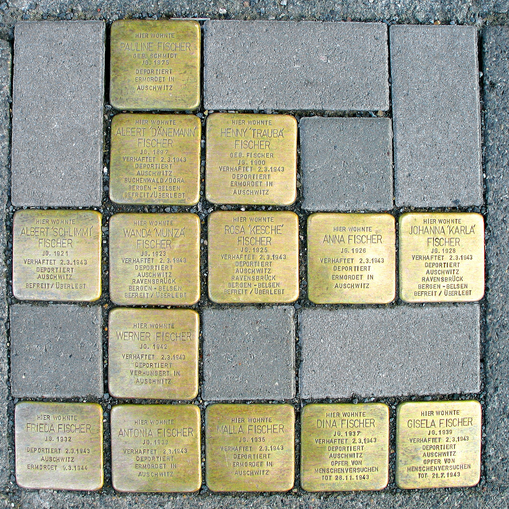 Hannover: Im Dezember 2012 verlegte Stolpersteine für die verfolgte Sinti-Familie Fischer, Röselerstraße 5-7. Städtische Erinnerungskultur Hannover
