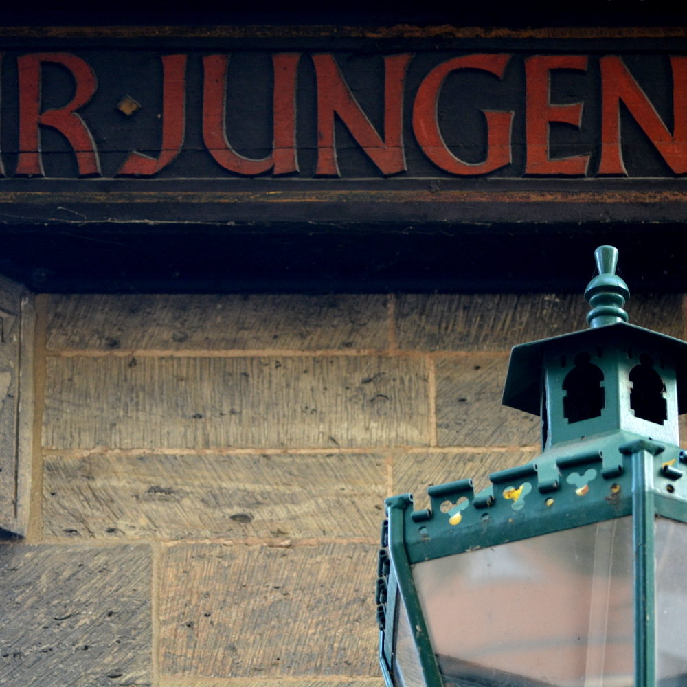 Hannover: Sig-Rune und Wolfsangel am ehemaligen BDM-Heim, 2014. Die Wolfsangel war unter anderem das Zeichen der SS-Elitedivision „Das Reich“, die einfache Sigrune das Emblem des Deutschen Jungvolks in der Hitler-Jugend, die doppelte Sigrune Emblem der Schutzstaffel (SS). Foto Michael Pechel
