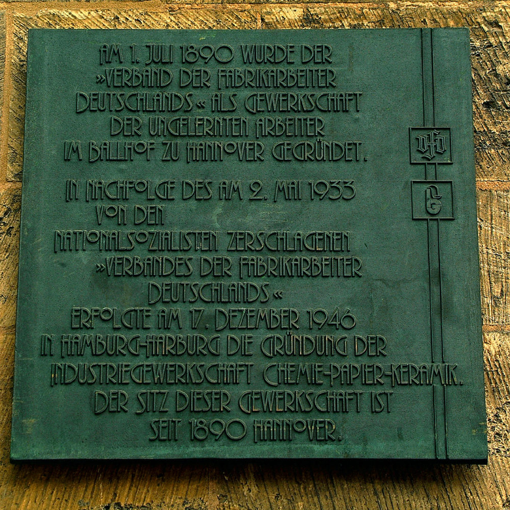Hannover: Gedenktafel zur Gründung des "Verband der Fabrikarbeiter Deutschlands" im Jahre 1890 im Ballhof, 2019. Wikimedia Commons Autor Nortix08