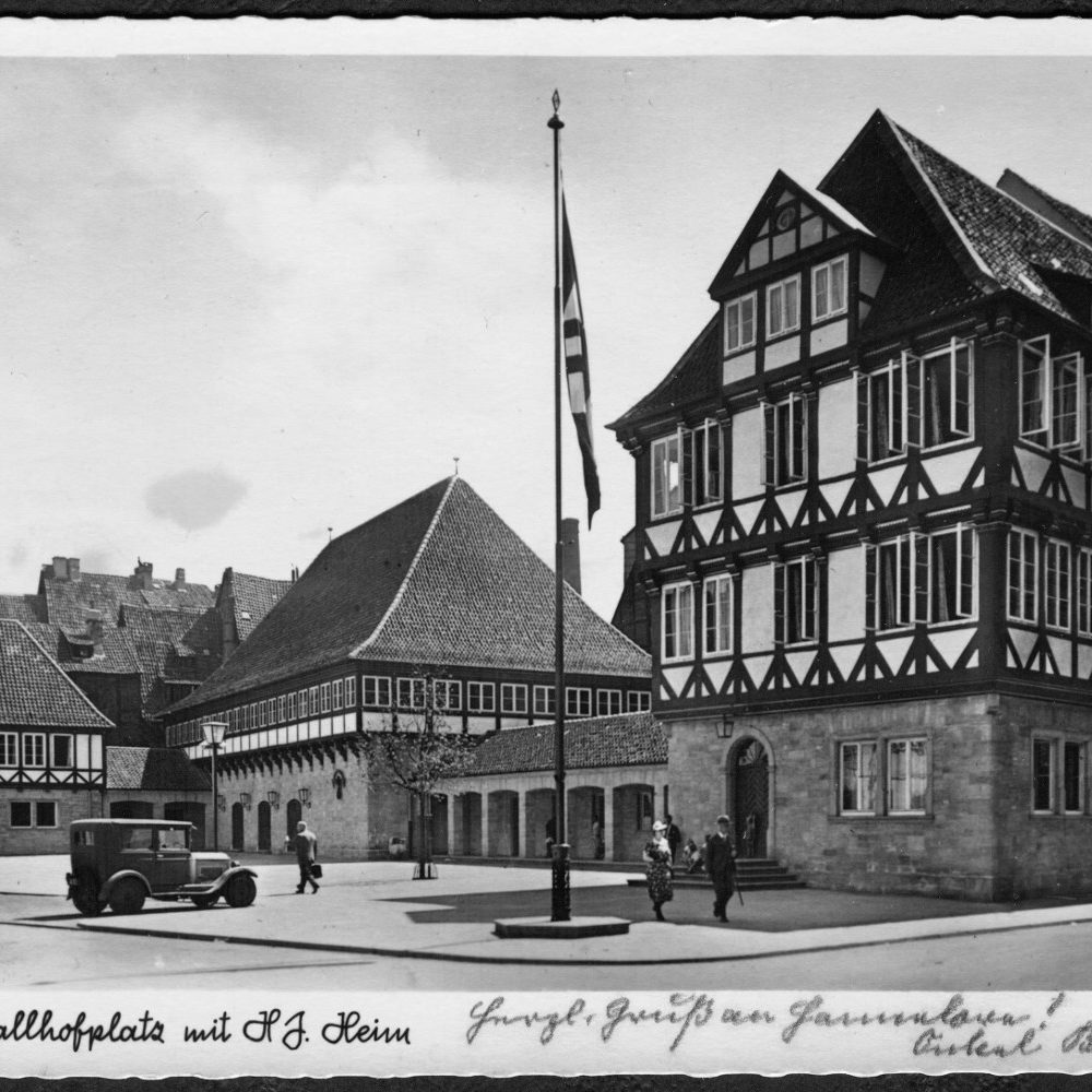 "Hannover. Ballhofplatz mit H J.Heim", Ansichtskarte aus dem Verlag von F. Astholz, Wikimedia Commons, Scan vom Original: Claus-Peter Enders im Team mit Bernd Schwabe vom Wikipedia-Büro Hannover