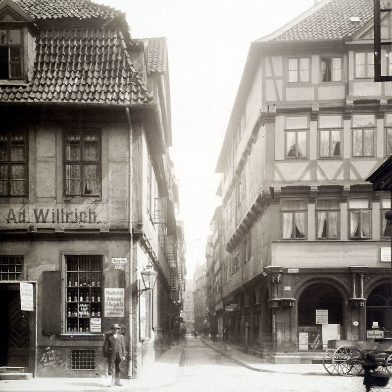 Hannover: Blick aus der Burgstraße in die Ballhofstraße, um 1900. Fotografie von Georg Alpers. Bildarchiv Historisches Museum Hannover