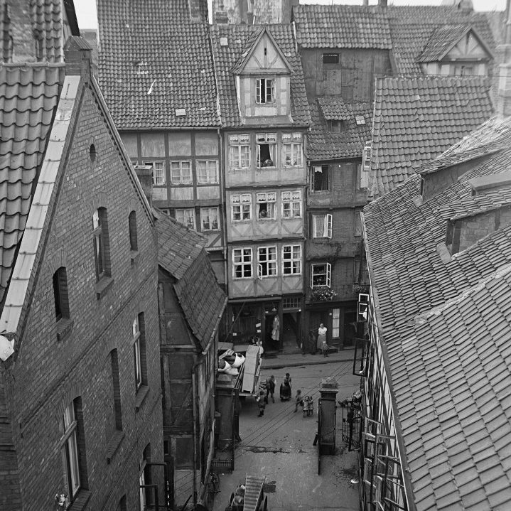 Hannover: Blick vom Dach des Ballhofes zur Ballhofstraße, im Hintergrund die Kreuzkirche, 1933. Fotograf Wilhelm Hauschild. HAZ-Hauschild-Archiv im Historischen Museum Hannover