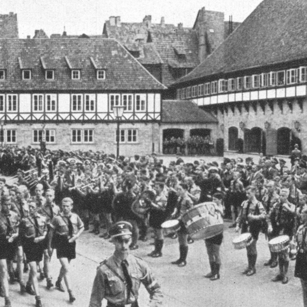 Hannover: Der neue Ballhofplatz. Aufmarsch der Hitler-Jugend vor dem HJ-Heim, 1939. Fotograf Wilhelm Hauschild. HAZ-Hauschild-Archiv im Historischen Museum Hannover