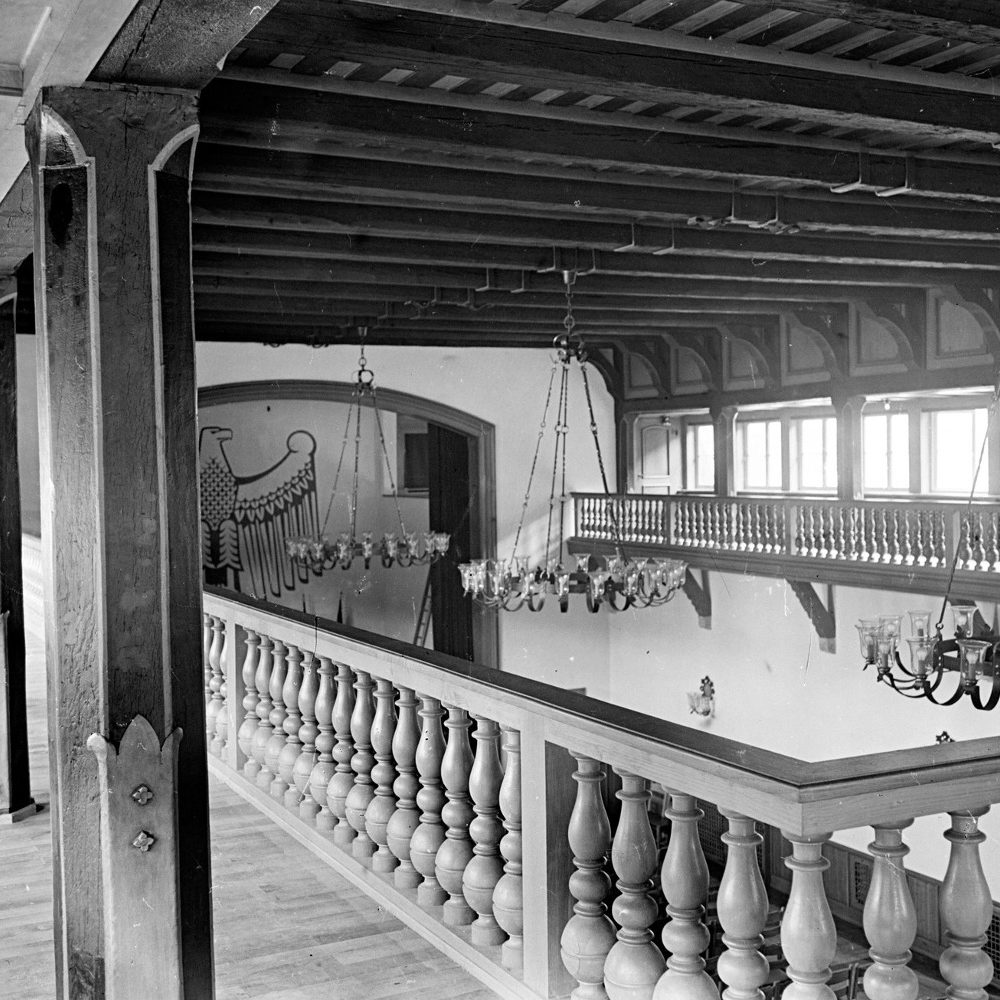 Hannover: Empore im Festsaal der Hitler-Jugend im Ballhof, 1939. Bildarchiv Historisches Museum Hannover