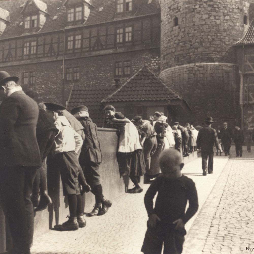 Hannover: Neugierige auf der Inselbrücke. Foto von Wilhelm Ackermann, o.J. (um 1900). Bildarchiv Historisches Museum Hannover