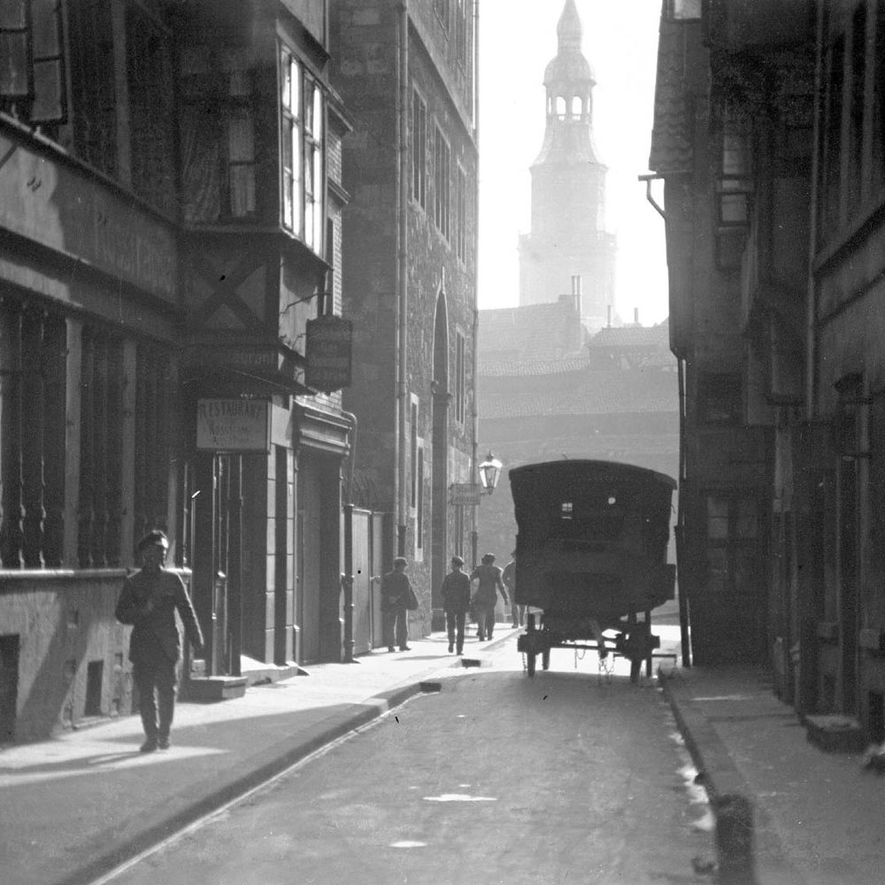 Hannover: Blick von der Burgstraße in die Straße Roßmühle, am Straßenende links das Leihamt, o.J. (nach 1887). Bildarchiv Historisches Museum Hannover