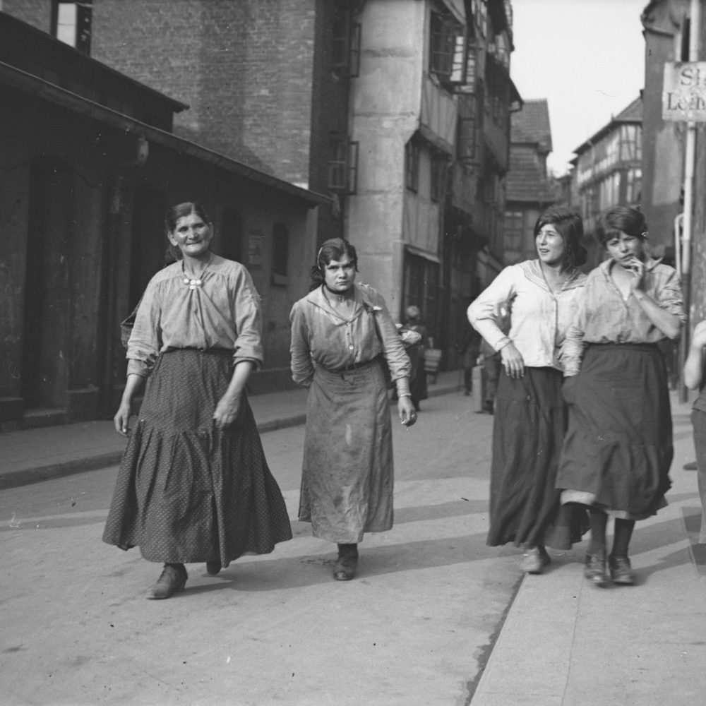 Hannover: Gruppe von Sintize in der Straße Roßmühle auf Höhe des städtischen Leihamts, im Hintergrund die Ballhofstraße. Foto von Wilhelm Ackermann, o.J. Bildarchiv Historisches Museum Hannover