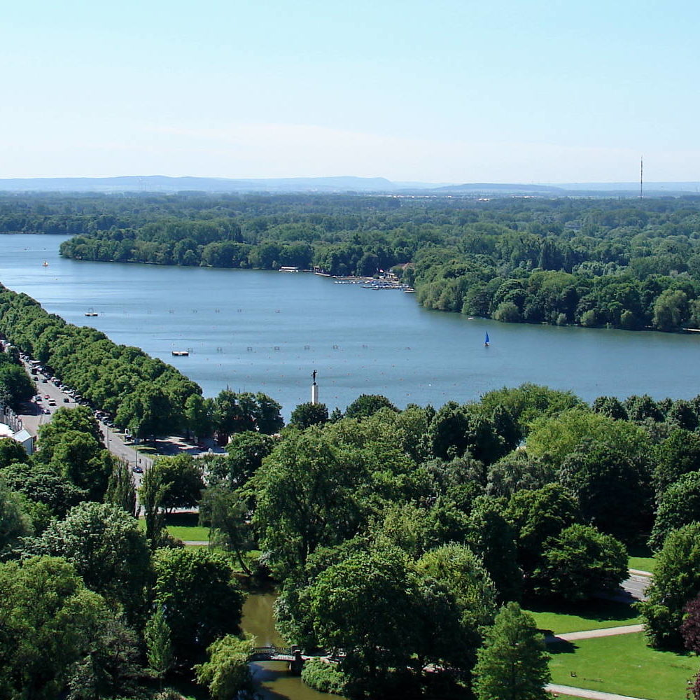 Hannover: Blick auf den Maschsee vom Turm des Neuen Rathauses, fotografiert von H. Helmlechner 2012. Wikimedia Commons
