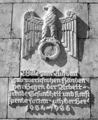 Torchbearer column on the north bank of the Maschsee: “Joy, health and strength” for members of the Volksgemeinschaft – yet forbidden for Jews. The swastika in the circle below the eagle was chiselled out in 1945.