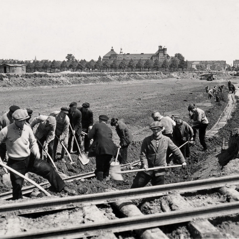 Hannover: Arbeiter bei Ausschachtungsarbeiten beim Bau des Maschsee, 1935. Im Hintergrund die Bismarckschule. Bildarchiv Historisches Museum Hannover