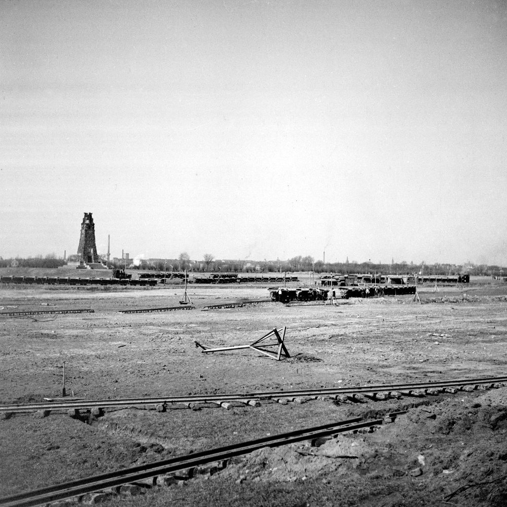 Hannover, Maschseebau: Einsatz von Feldbahnlokomotiven, im Hintergrund die Bismarcksäule. Foto von Wilhelm Ackermann. Bildarchiv Historisches Museum Hannover