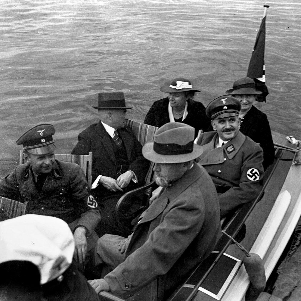 Hannover: Bootsfahrt mit Damen. Gauleiter Rust (rechts hinten), Oberbürgermeister Menge (in Zivil), Baustadtrat Elkart (vorn). Hauschild-Archiv im Historischen Museum Hannover