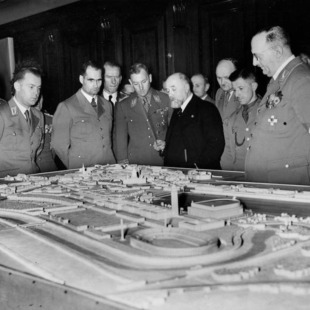 Hannover: Stadtbaurat Elkart erklärt Hitlers Stellvertreter Rudolf Heß die Pläne zum Bau dreier Foren, 1941. Foto von Heinrich Hoffmann. Bildarchiv Historisches Museum Hannover