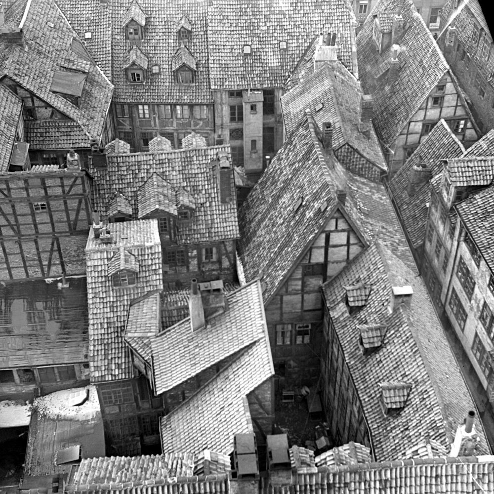 Hannover: Dächer der Altstadt fotografiert vom Turm der Kreuzkirche, 1935. Rechts unten verläuft die schmale Gasse Tiefental (jetzt: Johann-Trollmann-Weg) in Richtung Burgstraße. Foto von Wilhelm Hauschild. HAZ-Hauschild-Archiv im Historischen Museum Hannover