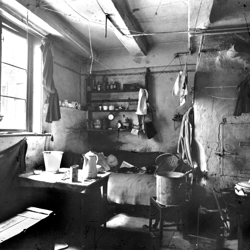 Hannover: Wohnküche in der Gasse Tiefental. Aus der Serie sog. Elendswohnungen vom Wohnungsamt Hannover, 1930er Jahre. Historisches Museum Hannover