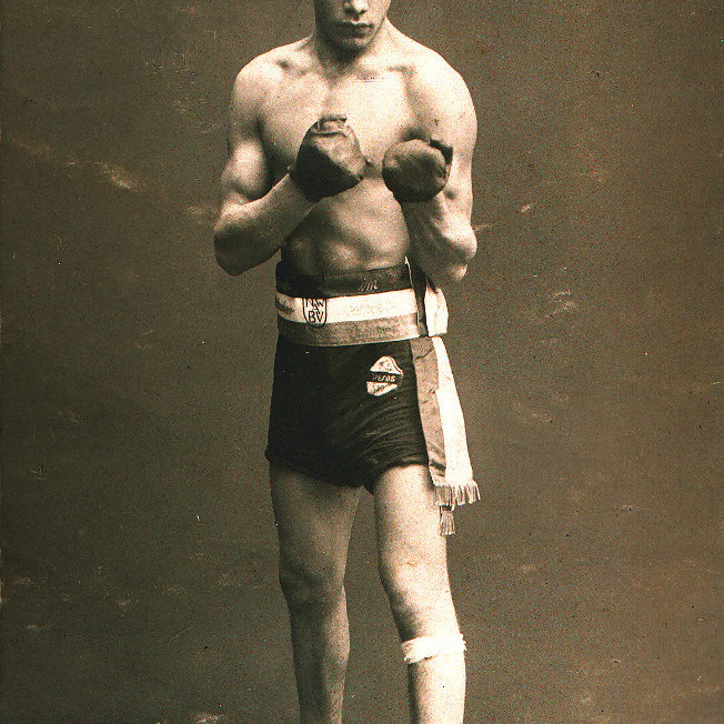 Johann Trollmann als Norddeutscher Meister der Amateure beim Boxverein "Heros-Eintracht" in Hannover, 1928. Wikimedia Commons