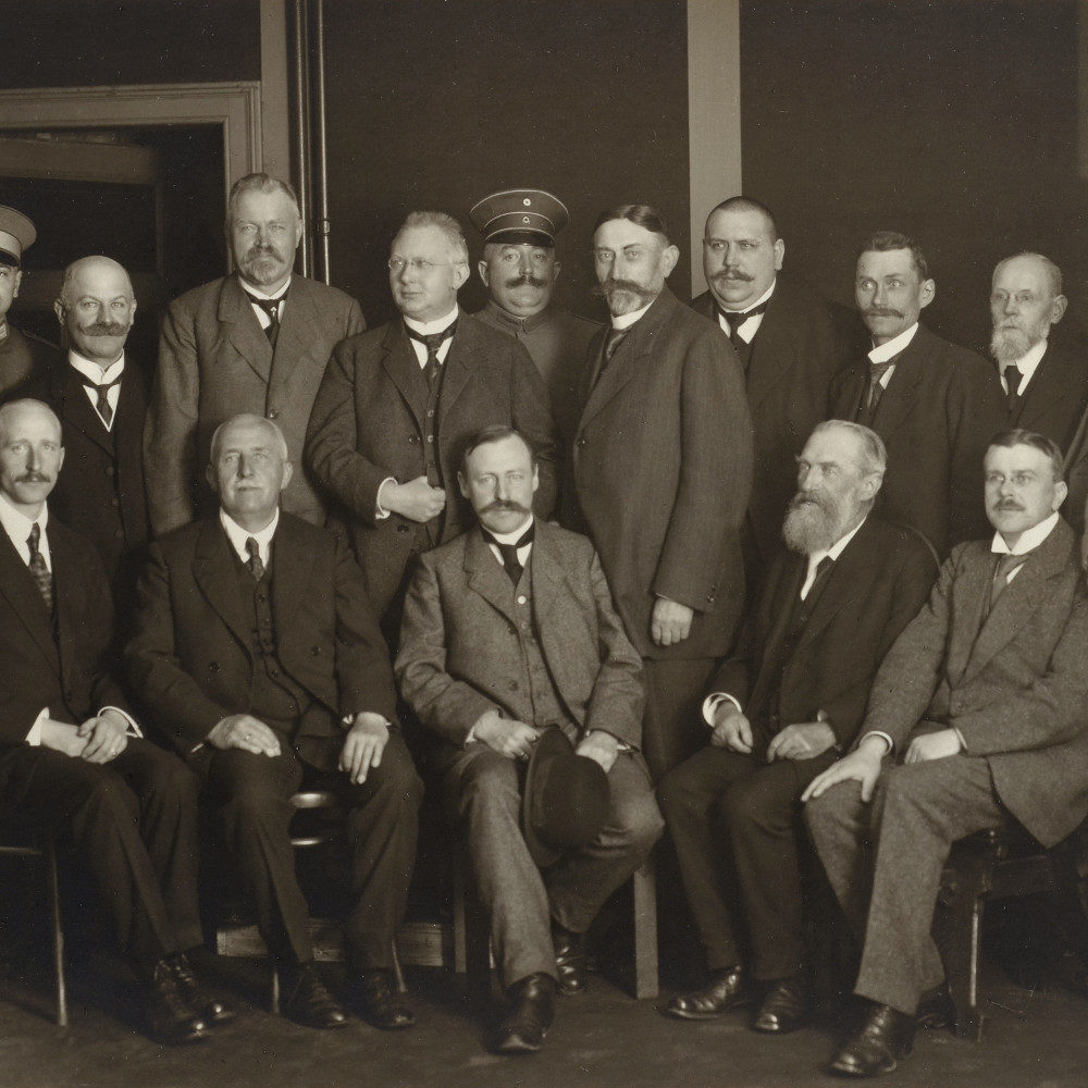 Oberbürgermeister und Bürgervorsteher der Stadt Linden, darunter Dritter von links stehend der Bürgervorsteher, Fabrikant und Kunstsammler Max Rüdenberg (1863-1942) . Foto am 29. Mai 1916 im Schullazarett Hannover-Schwanenburg, für das Rüdenberg seine Räume zur Verfügung gestellt hatte. Bildarchiv Historisches Museum Hannover