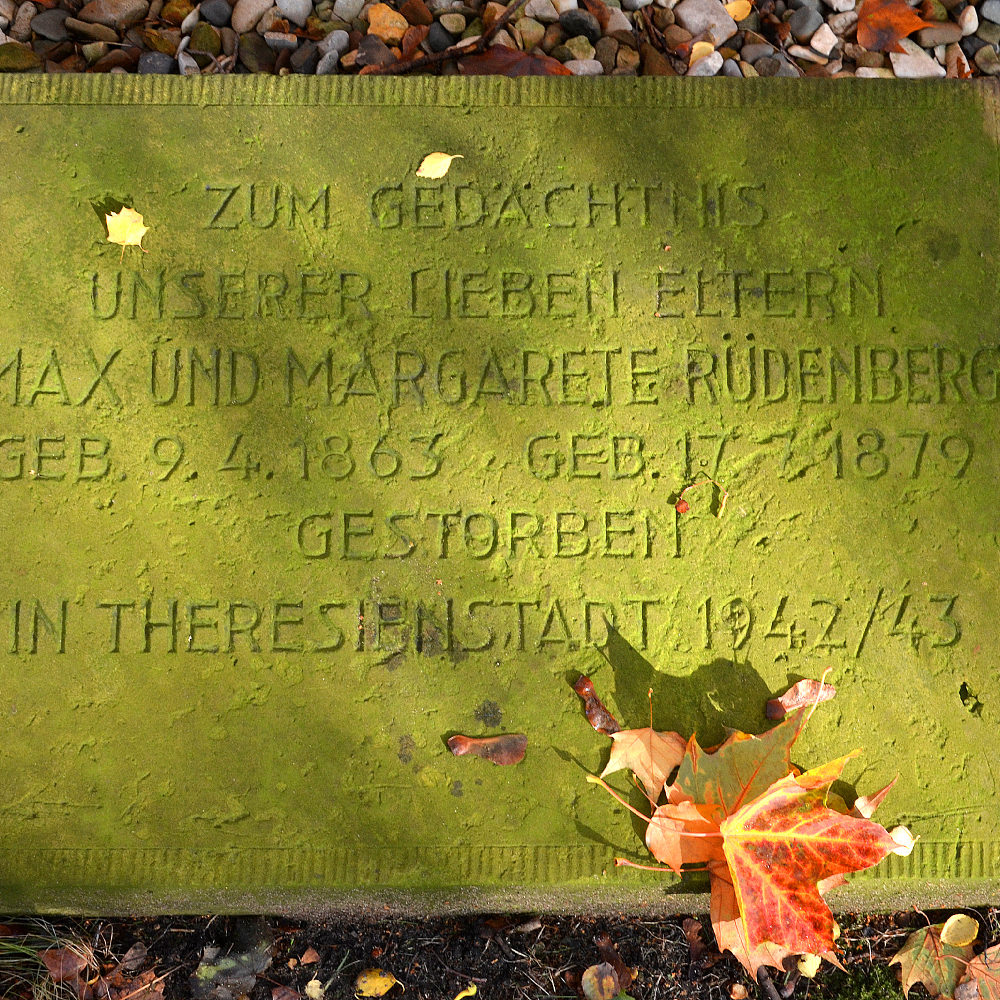 Hannover: Das jüdische Ehepaar Rüdenberg starb 1942 im Ghetto Theresienstadt, seine Kunstsammlung wurde versteigert oder gelangte in das Kestner-Museum. Anstelle eines Grabsteines setzten die Kinder diesen Gedenkstein an der Kapelle auf dem Jüdischen Friedhof an der Strangriede in der Nordstadt von Hannover. Fotografie 2016 von Bernd Schwabe, Wikimedia Commons